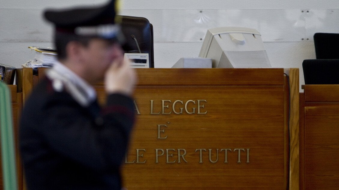 Adesca calciatori 13enni con scarpe, condannato a 5 anni