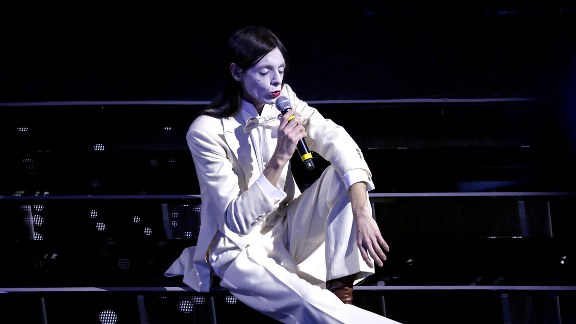 Fan Lucio Corsi in delirio ad anteprima La chitarra nella roccia