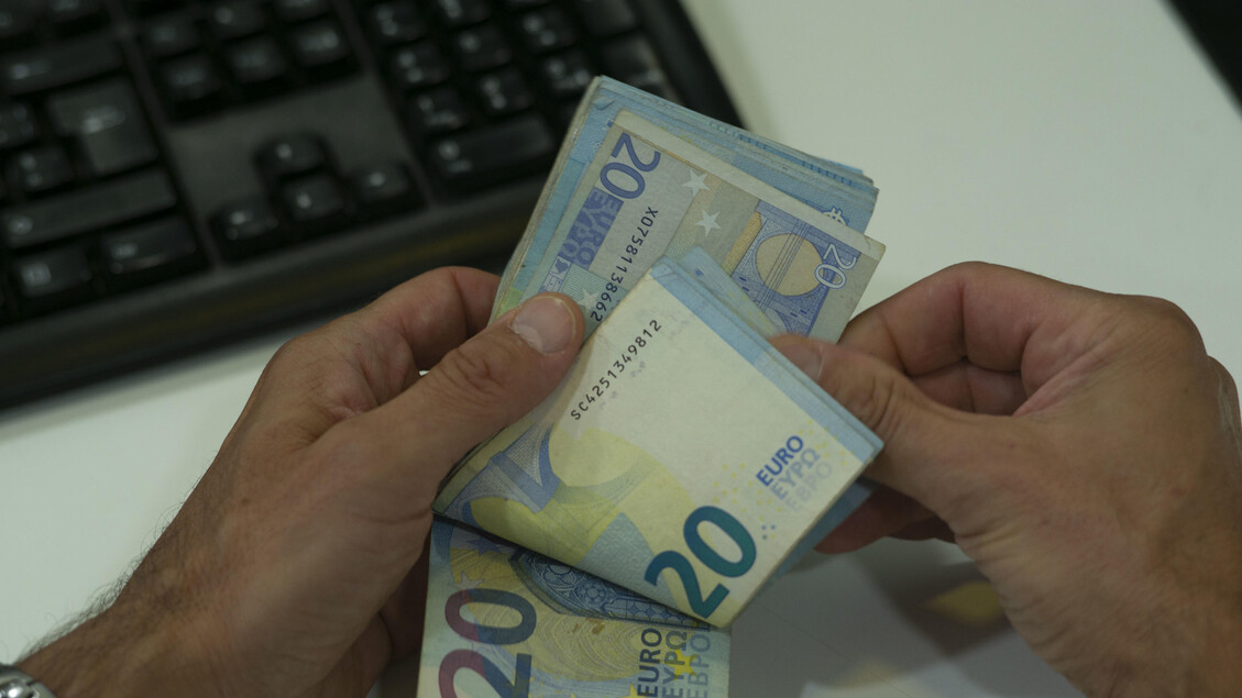 Si risparmia per paura, si spende per piacere