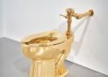 Sotheby’s mette all’asta la toilette in oro di Maurizio Cattelan