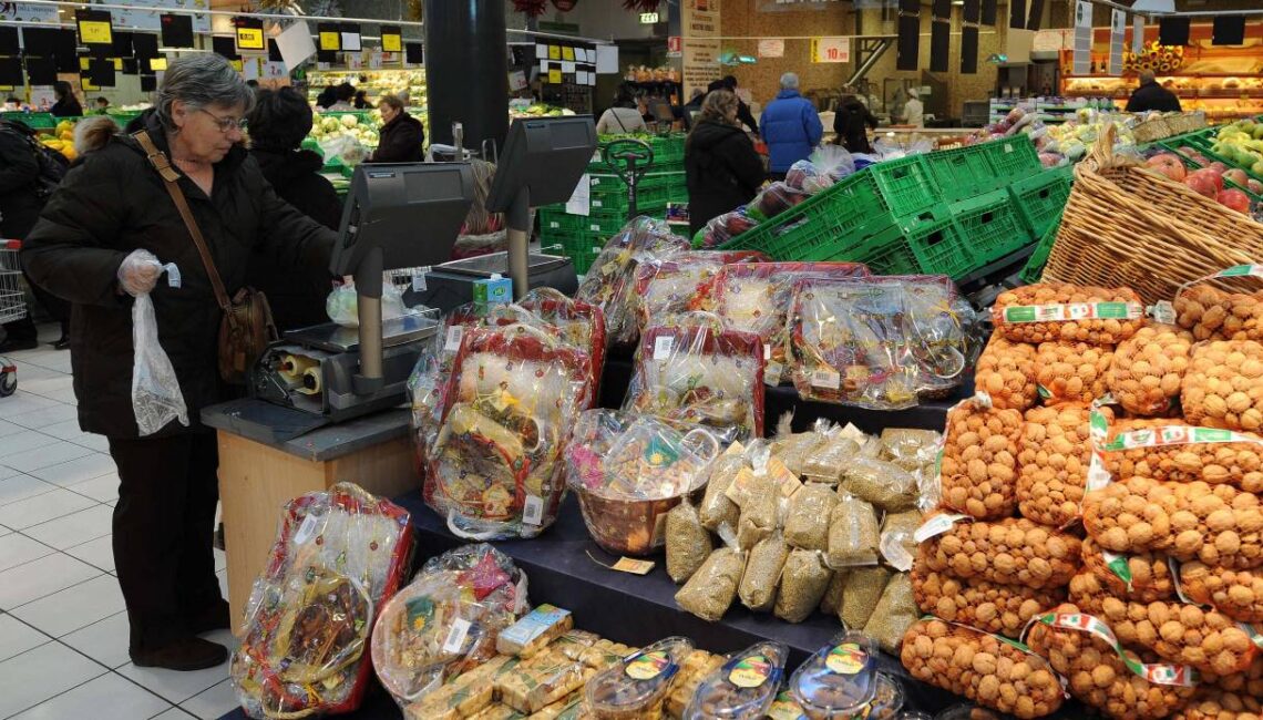 Prezzi del cibo alle stelle, +25% per l’inflazione: gli italiani tagliano la spesa