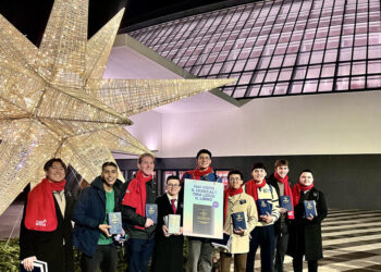 Mormoni distribuiscono copie del Libro di Mormon agli spettatori dell’omonimo musical