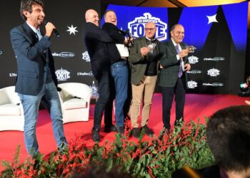 Crosetto prova a prendere in braccio Renzi, siparietto ad Atreju