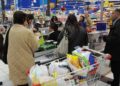 Fiducia dei consumatori in lieve aumento ma gli italiani comprano meno
