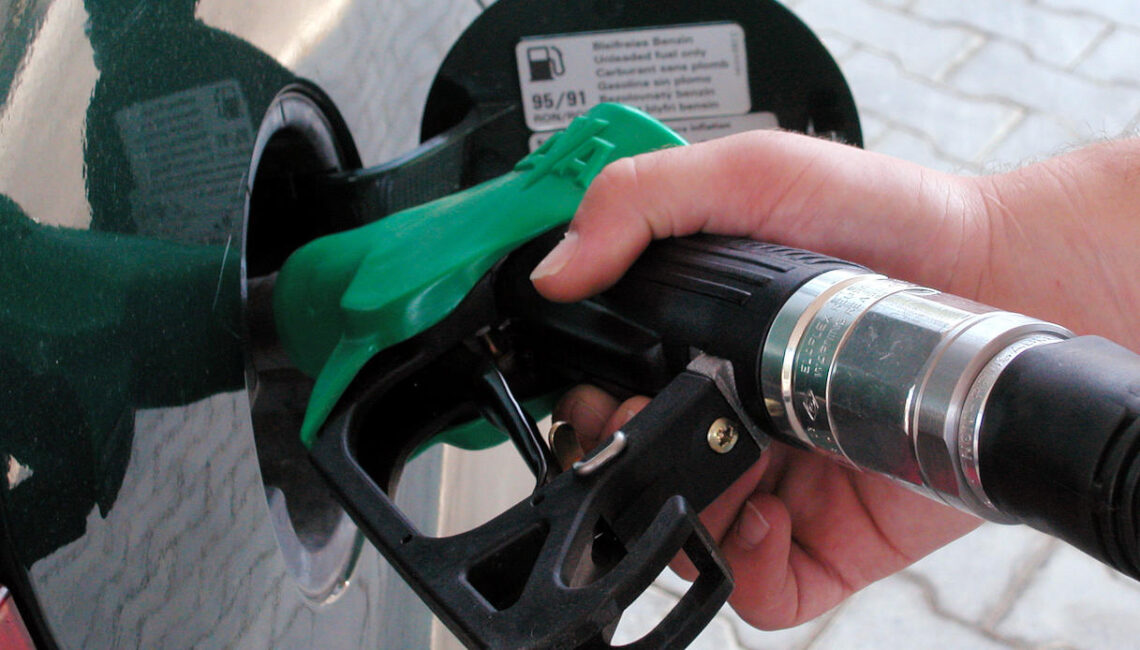 Taglio accise sui carburanti e calo dei prezzi in ritardo, scattano i controlli della GdF