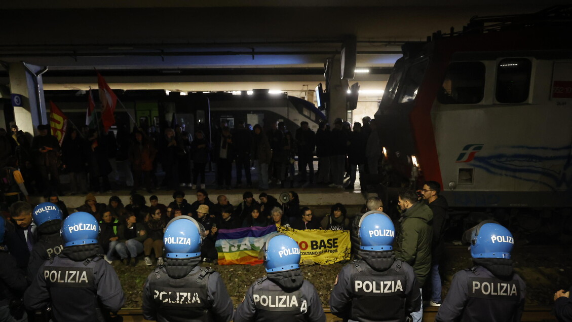 Manifestanti sui binari a Pisa, conclusa la protesta