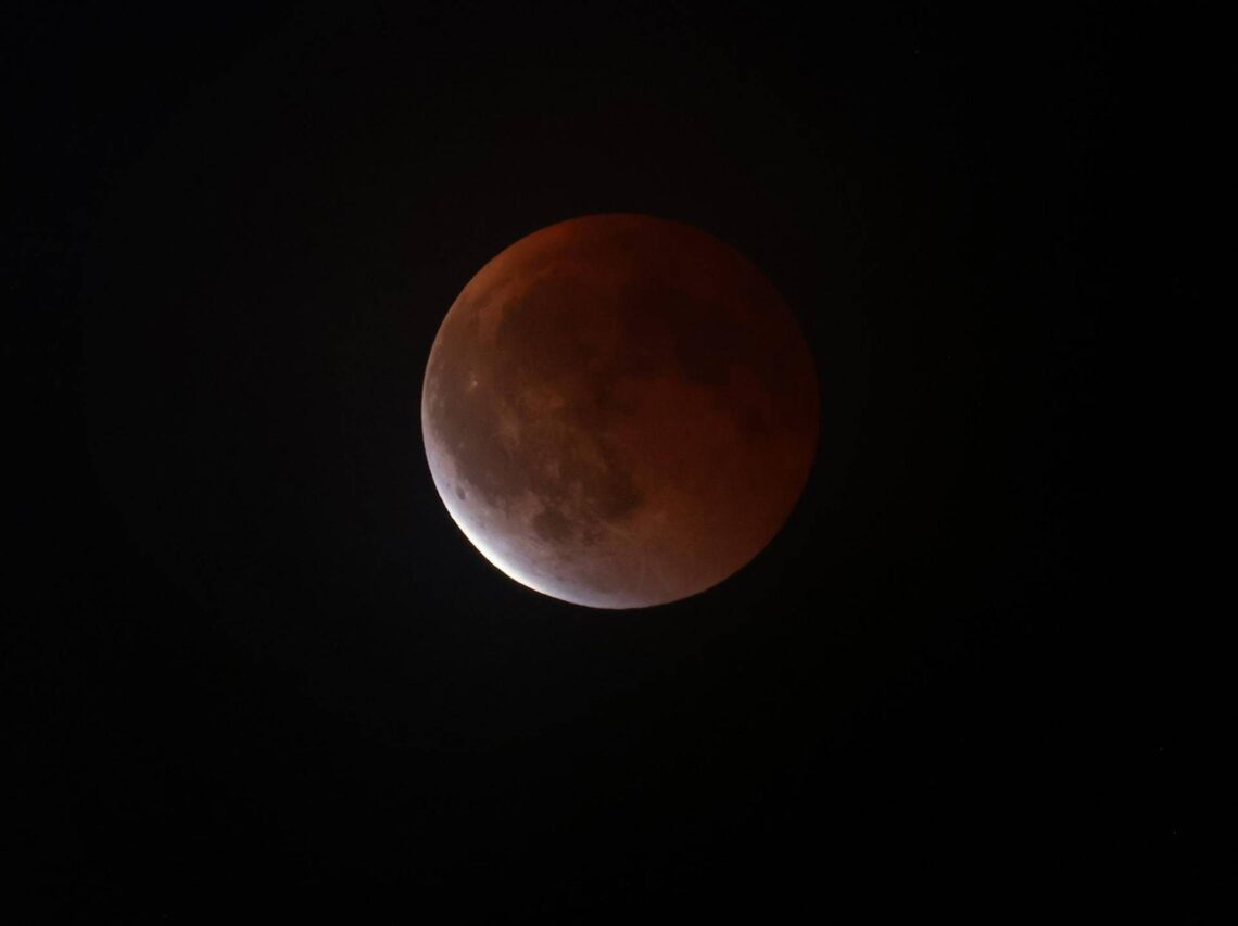 Luna di sangue, oggi l’eclissi totale: cos’è e quando vederla