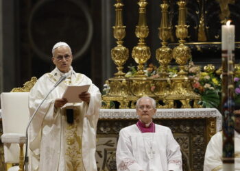 Il Papa nella basilica di San Pietro battezza dieci adulti