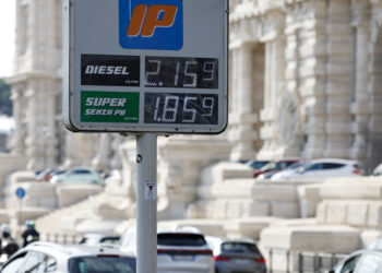 Taglio delle accise ma i prezzi salgono ancora, diesel sopra 2,1 euro
