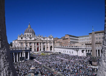 Il Papa fa gli auguri di Pasqua in dieci lingue, anche arabo e cinese