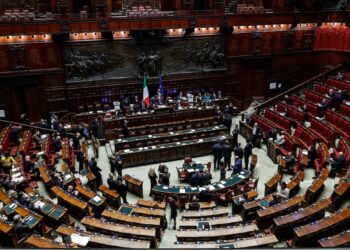 Decreto bollette approvato alla Camera, via al bonus da 115 euro e stop call center