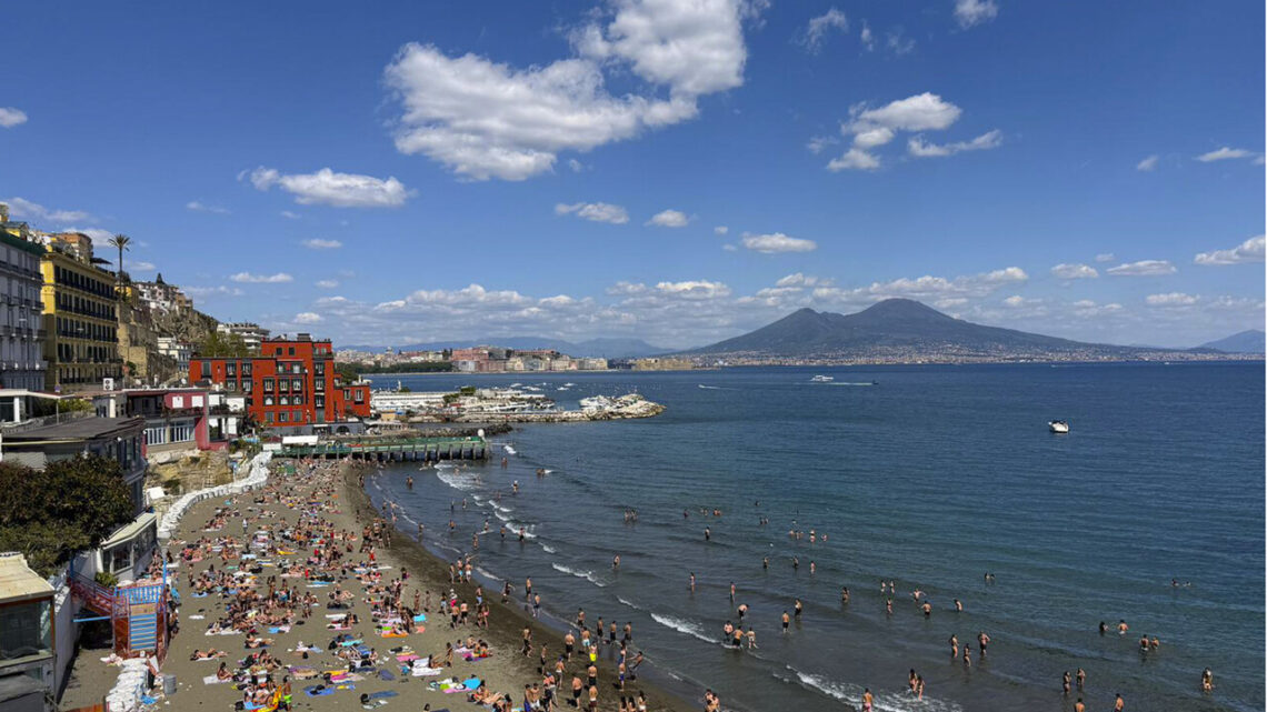 Vacanze sempre più costose, gli italiani cambiano abitudini e spesa