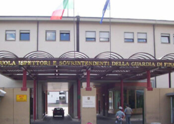 Precipita dal palazzo della scuola della Guardia di Finanza a L’Aquila, gravissima una 22enne
