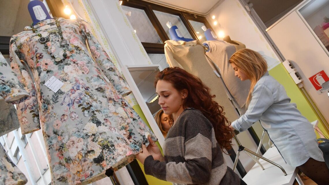 Moda, vietato distruggere i capi d’abbigliamento invenduti