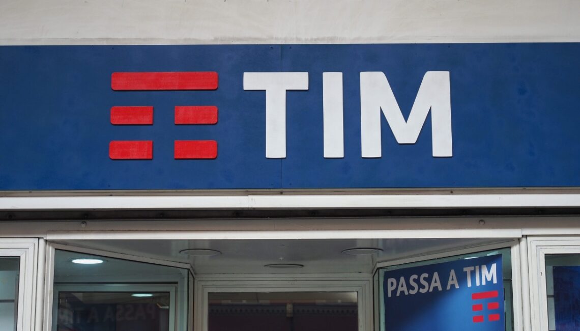 Poste offre 835 euro e 109 titoli per ogni 500 azioni di Tim, cosa cambia per gli utenti dopo l’Opas