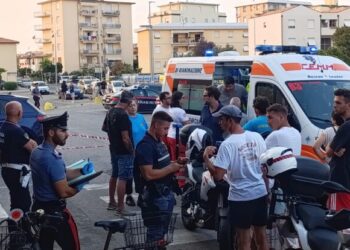 Agente spara e lo ferisce, aveva tentato di accoltellare i vigili due volte