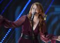 Noemi cade dal palco durante un concerto, in ospedale per accertamenti