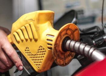 Corrono i prezzi dei carburanti, il governo studia misure per le accise