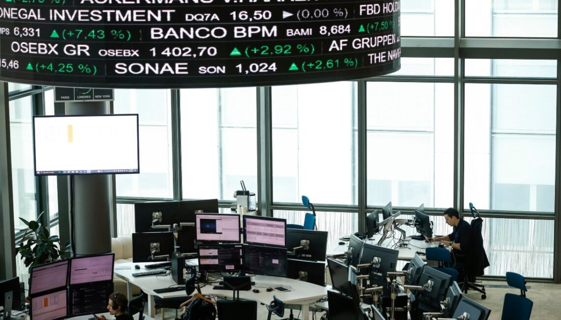 Lo spread risale a 83 punti base, rendimenti decennali al 4,05%: come investire
