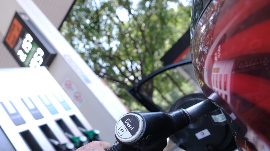 Countdown per la stangata delle accise. Spunta una tassa Ue sui profitti dei petrolieri