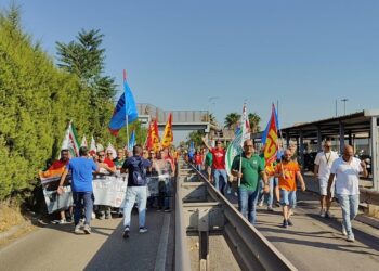 Ilva, sciopero e blocchi, Urso cerca una cordata italiana