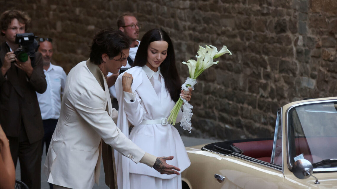 Nozze Damiano e Dove Cameron, la coppia è arrivata su un’auto bianca