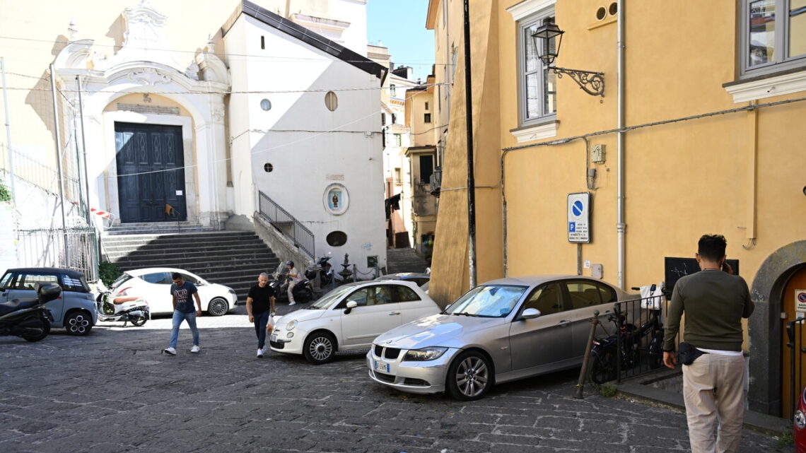 Accoltellata alle spalle da uno sconosciuto, grave una 20enne
