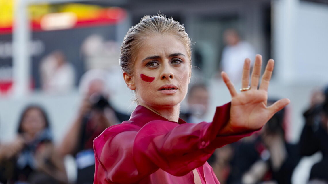Greta Scarano sul red carpet a Venezia richiama l’attenzione contro i femminicidi