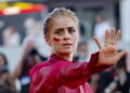 Greta Scarano sul red carpet a Venezia richiama l’attenzione contro i femminicidi