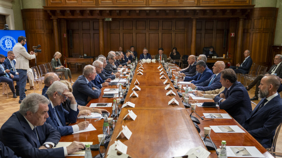 Ex Ilva, governo apre a partecipazione pubblica. Stop ai licenziamenti