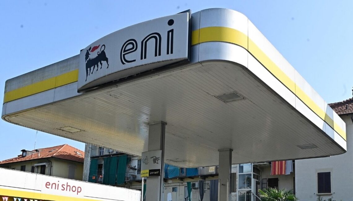 Eni, il tetto ai carburanti conviene: quanto ci guadagna davvero la compagnia