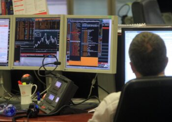 Lo spread torna a crescere, 85 punti base e rendimenti al 4,27%: oggi l’asta a medio e lungo termine