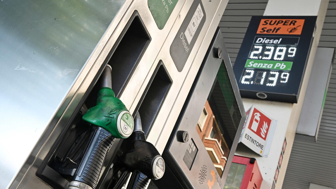 Carburanti, la mossa di Eni spiazza la distribuzione. ‘Il sistema rischia di saltare’