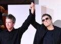 Noel e Liam Gallagher entusiasmano i fan sul tappeto rosso a Venezia
