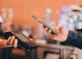 Pagamenti col POS, piccoli negozi penalizzati: commissioni fino a 4 volte più alte