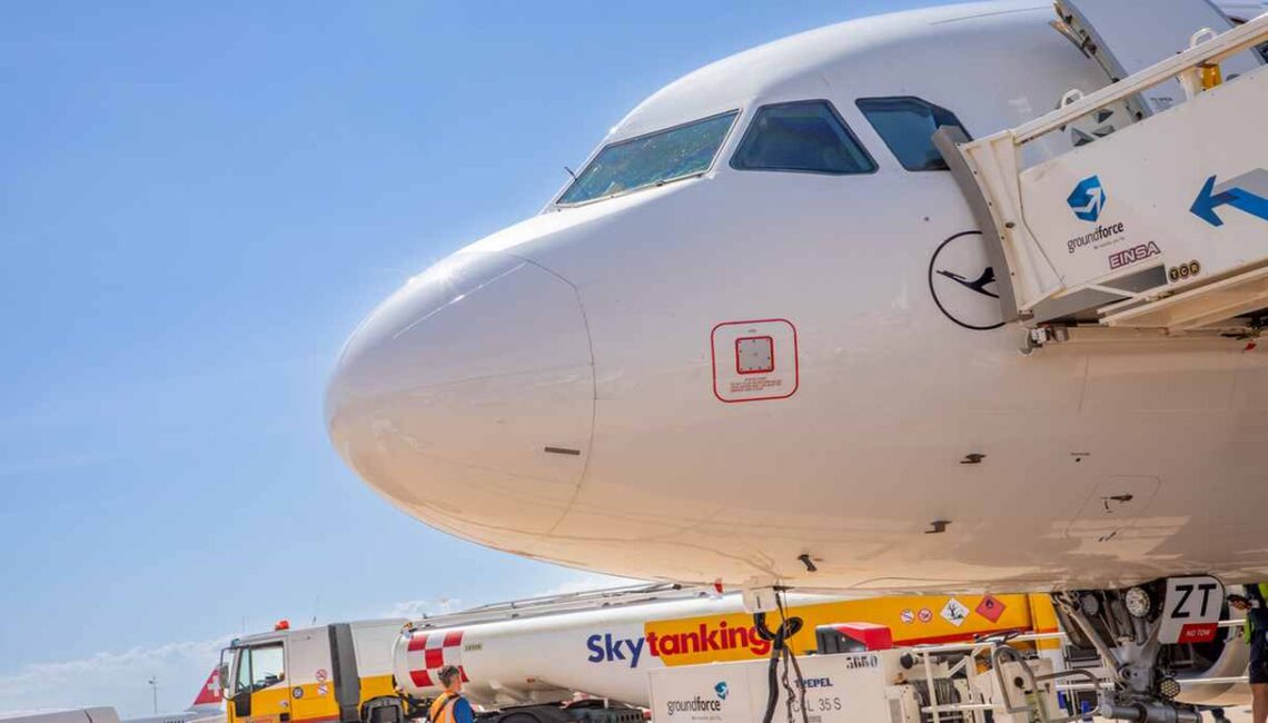 Carburante aereo, deficit da 510mila barili: quali compagnie rischiano e perché i voli possono costare di più