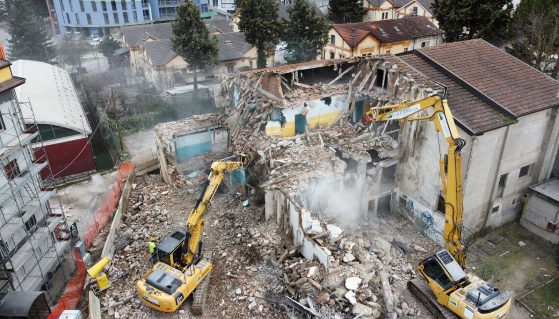 Demolizioni speciali: come abbattere in sicurezza nei contesti urbani complessi