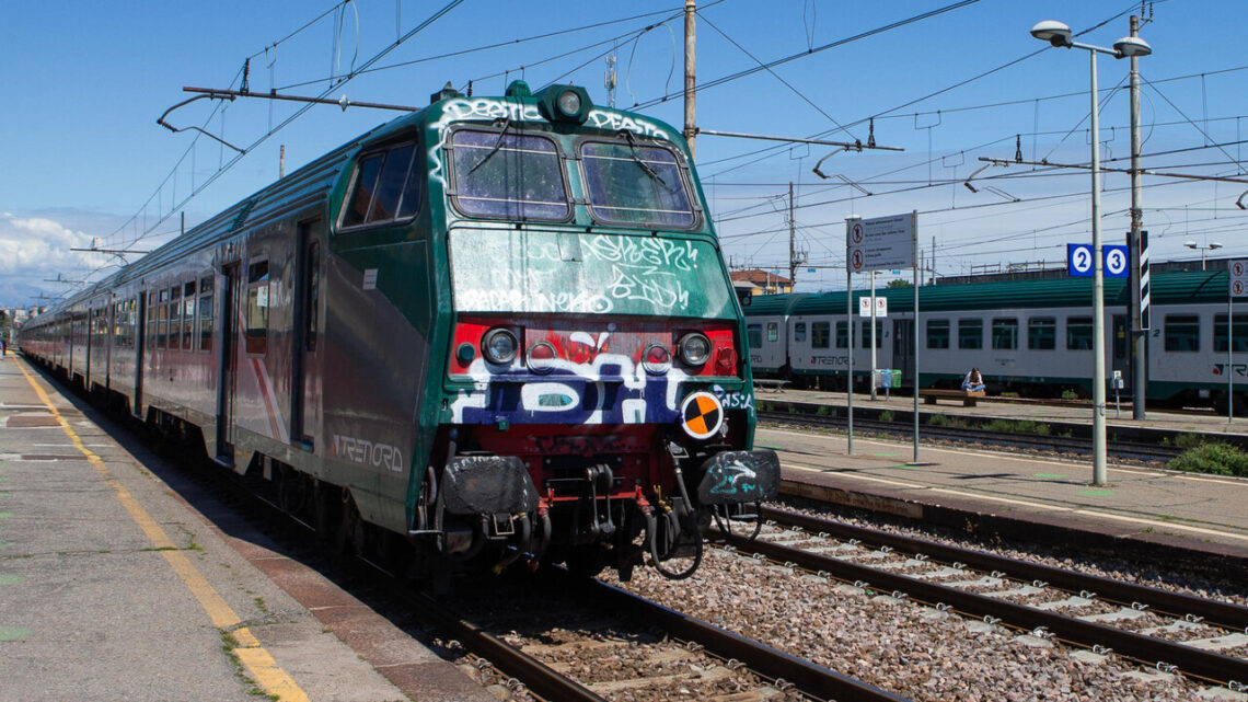 Si scontra con auto e finisce su binari, 18enne travolto e ucciso dal treno