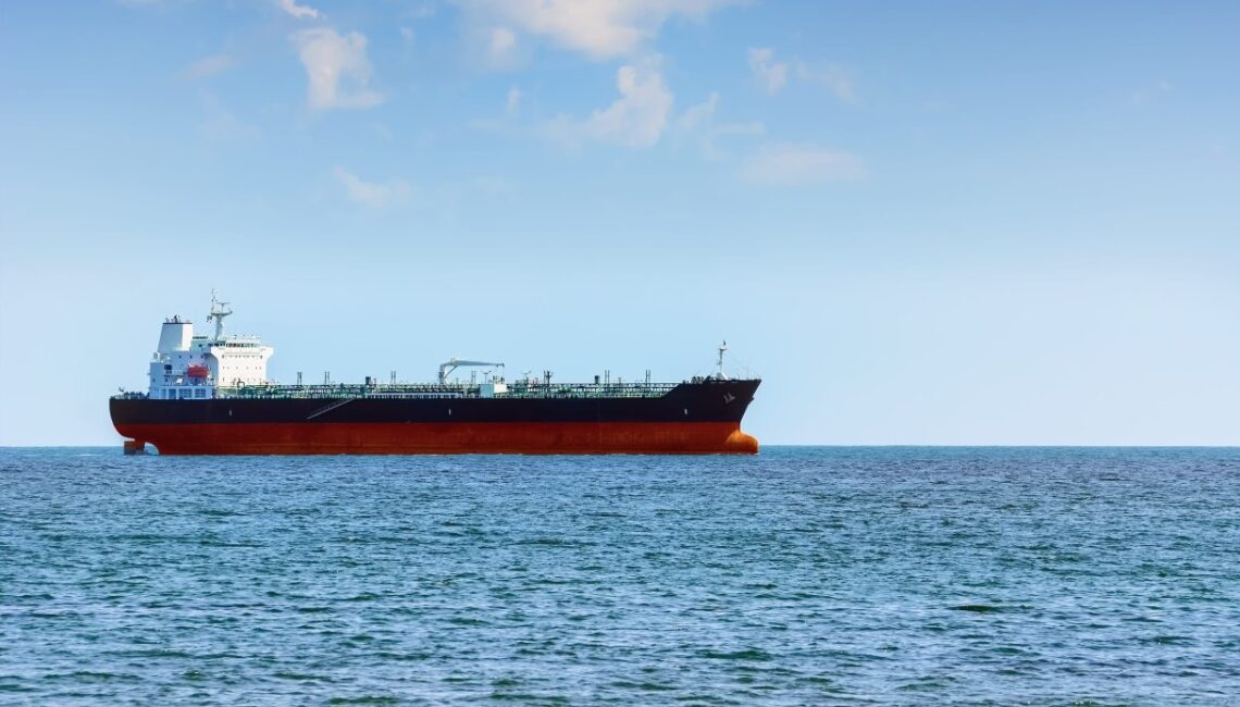 Il petrolio torna a uscire da Hormuz, 80% dei livelli pre-guerra: perché il greggio allora non cala?