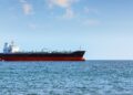 Il petrolio torna a uscire da Hormuz, 80% dei livelli pre-guerra: perché il greggio allora non cala?