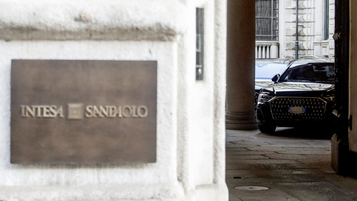 Intesa, da Delfin impegno di adesione all’Opas per Mps