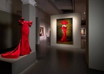 ‘Aura’ per Valentino esplora la metamorfosi della bellezza
