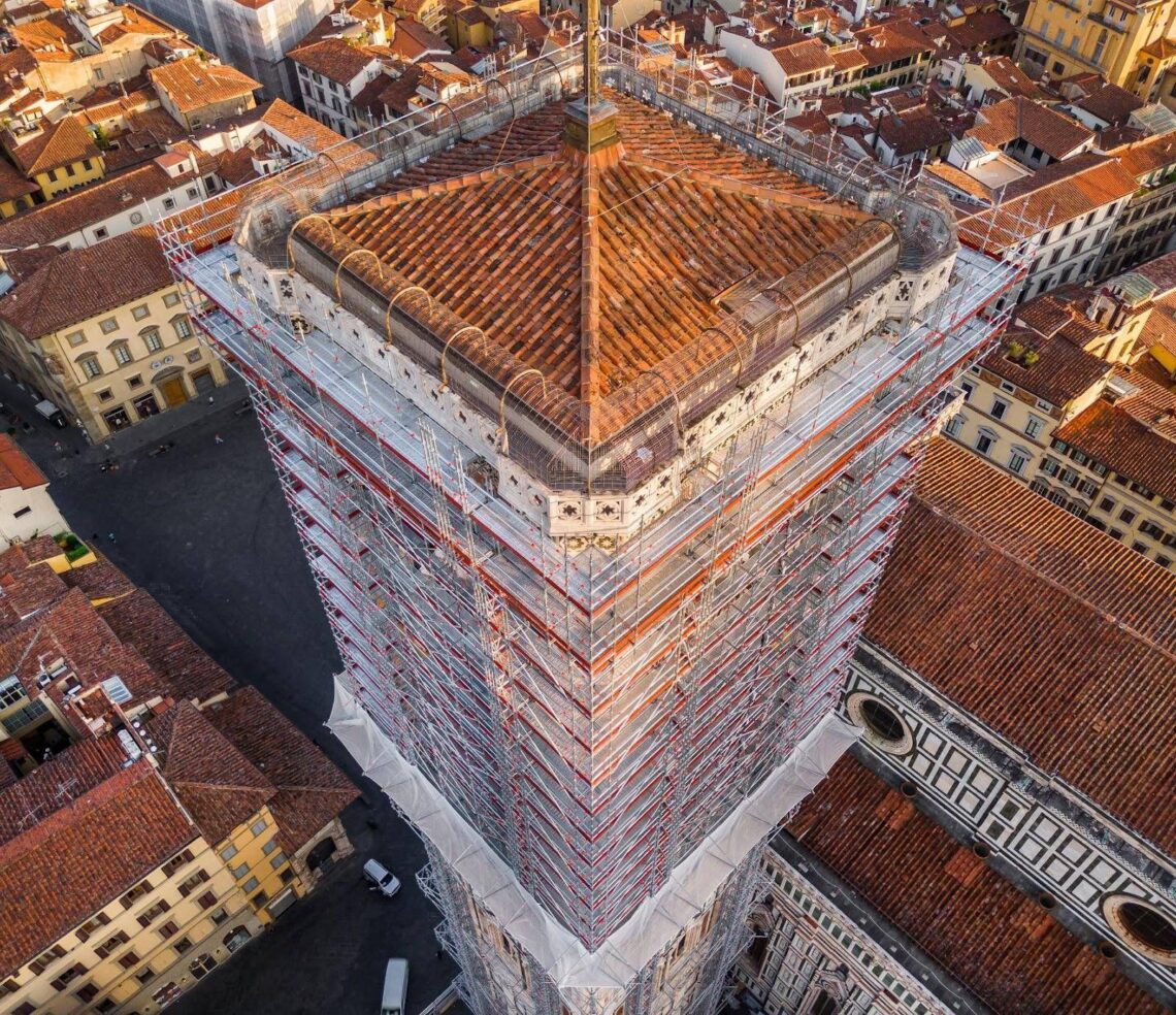 Completato il ponteggio alto 86 metri, al via il restauro del Campanile di Giotto